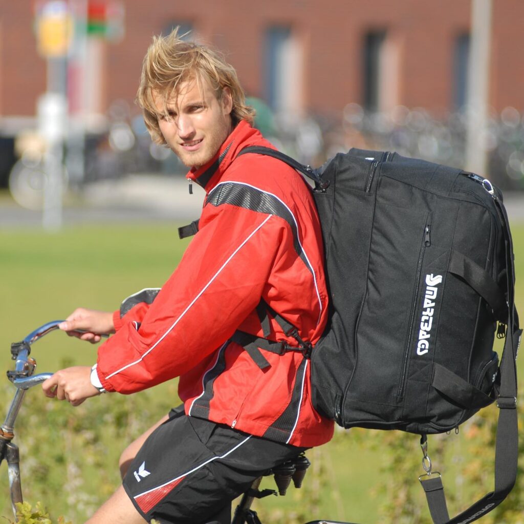 Instagram post from smartbags_com. This post is in position 9.